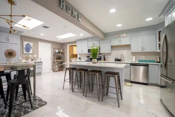 Kylskåp, mikrovågsugn, ugn och spishäll