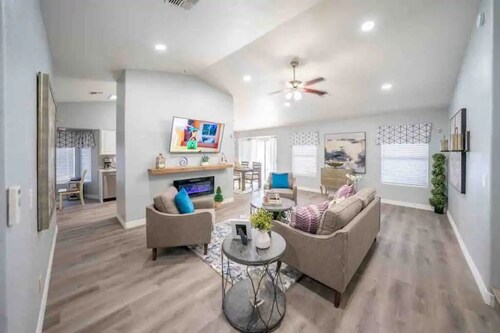 Cheerful 4 bed3 ba home with pool heated