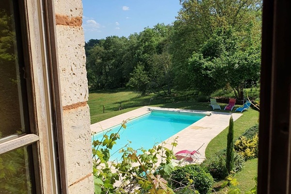 Utendørsbasseng og et oppvarmet basseng