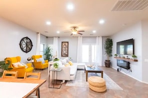 Smart TV, chimenea y futbolito
