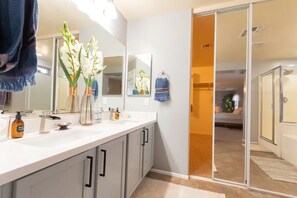 Shower, hair dryer, towels, soap - heated Private pool 5bd 3 ba 3 garage Laveen (Phoenix)