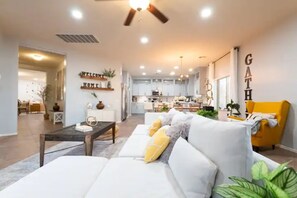 Smart TV, chimenea y futbolito