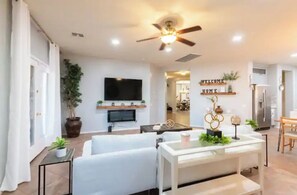 Smart TV, caminetto, tavolo da calcetto