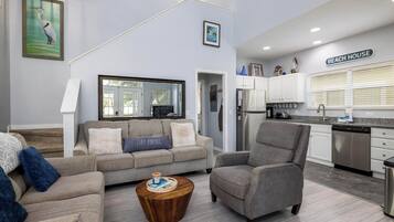 Cottage, plusieurs lits, balcon, vue golf | Coin séjour