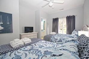 Stuga - flera sängar - balkong - utsikt mot golfbanan | 3 sovrum, individuell inredning, unika möbler och sängkläder