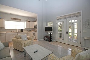 平房, 多張床, 陽台, 高球場景觀 | 起居區