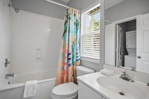 Cottage, plusieurs lits, balcon, vue golf | Salle de bain