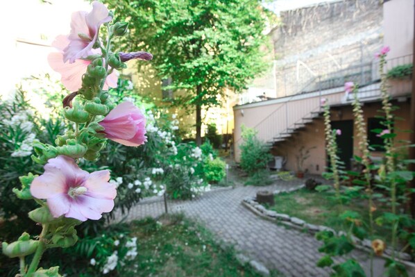 Exterior detail - Comfort, silence and greenery in the heart of Bologna (Bologna)