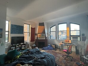 TV, fireplace, books - Spacious studio w/high ceilings, great light, view of Empire State (New York)