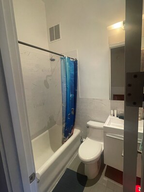 Bathtub - Spacious studio w/high ceilings, great light, view of Empire State (New York)