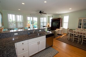 Casa, varias camas, balcón (83 Ocean Creek Blvd) | Cocina privada | Cafetera y tetera