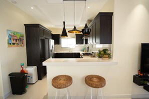 Kjøleskap, mikrobølgeovn, kokeplater og oppvaskmaskin