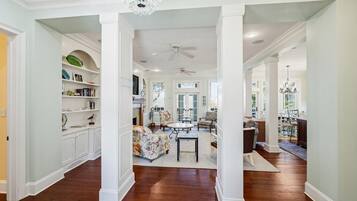 Casa, diversos llits, balcó | Sala d'estar