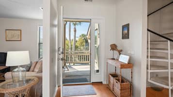 Apartment, Mehrere Betten, Balkon, Meerblick | Wohnbereich
