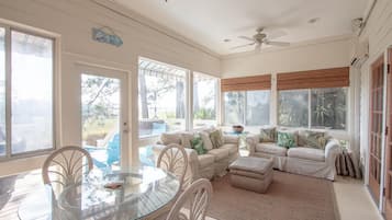 Ferienhaus, Mehrere Betten, Balkon, eingeschränkter Meerblick | Wohnzimmer