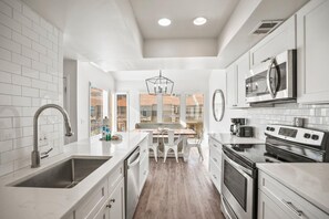 Condo, varias camas, cocina, vista al océano | Cocina privada | Cafetera y tetera