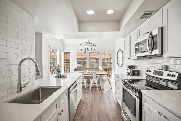 Apartment, Mehrere Betten, Küche, Meerblick | Eigene Küche | Wasserkocher mit Kaffee-/Teezubehör