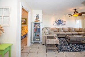 Condo, várias camas, varanda, vista para o oceano | Sala de estar