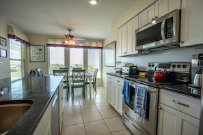 Condo, várias camas, varanda, vista para o oceano | Cozinha privada | Cafeteira/chaleira