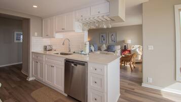 Leilighet, flere senger, kjøkken, havutsikt | Eget kjøkken