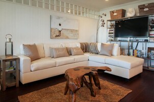 Apartamento, varias camas, patio, vistas al mar | Zona de estar