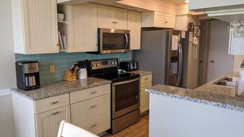 Appartement, meerdere bedden, balkon, uitzicht op oceaan | Privékeuken | Een koffiezetapparaat/waterkoker