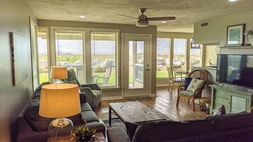 Appartement, meerdere bedden, balkon, uitzicht op oceaan | Woonruimte