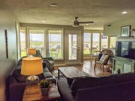 Apartamento, varias camas, balcón, vistas al mar | Zona de estar