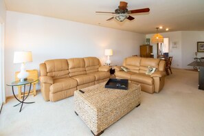 Casa de ciudad, varias camas, cocina, vista al océano | Área de sala de estar