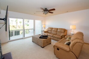 Casa de ciudad, varias camas, cocina, vista al océano | Área de sala de estar