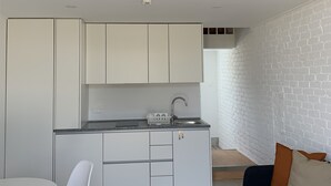 A modern loft-style apartment with a kitchen, dining area, and living space. - Old Railway Station in Evoramonte - House #1 (Evoramonte)