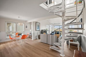 公寓客房, 1 張特大雙人床和 1 張沙發床, 陽台 | 用餐區