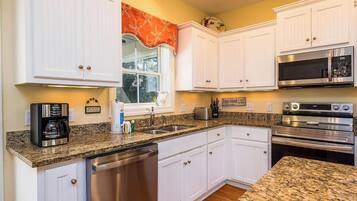 House, Multiple Beds, Kitchen, Garden View | Private kitchen | Coffee/tea maker