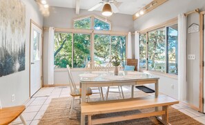 Casa, várias camas, varanda, vista para o jardim | Banheiro | Toalhas de banho, papel higiênico