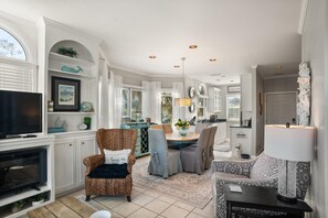 Maison, plusieurs lits, cuisine, vue golf | Coin séjour