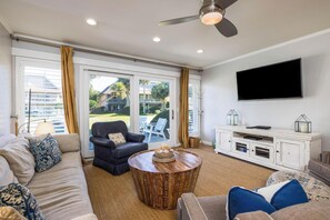 Leilighet, flere senger, balkong, bassengutsikt | Oppholdsområde