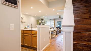 ์ฝ๋, ์นจ๋(์ฌ๋ฌ ๊ฐ), ๋ฐ์ฝ๋, ์์์ฅ ์ ๋ง | ๋ด๋ถ