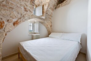 3 bedrooms, internet, bed sheets