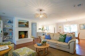 Casa, varias camas, cocina, vista al campo de golf | Sala de estar