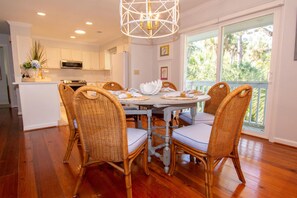 Casa, varias camas, cocina, vista al campo de golf | Cocina privada | Cafetera y tetera 