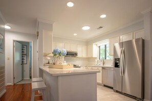 Casa, varias camas, cocina, vista al campo de golf | Cocina privada | Cafetera y tetera 