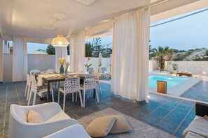 Outdoor dining - Villa Soave Mare e piscina privata (Santa Maria del Focallo)