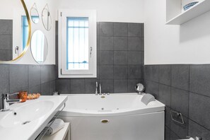 Bathtub, hair dryer, bidet - Villa Soave Mare e piscina privata (Santa Maria del Focallo)