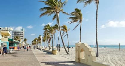 Stunning Intracoastal Views and Sunset Steps F/beach