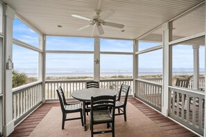 Huis, Meerdere bedden, balkon, uitzicht op zee | Buiten dineren