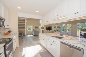 Casa, varias camas, vista al jardín | Cocina privada | Cafetera y tetera 