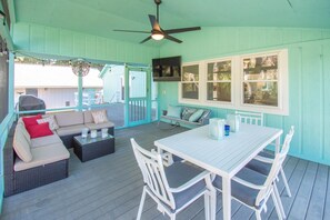 Casa, varias camas, vista al jardín | Balcón