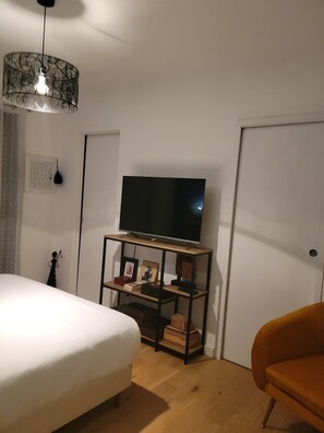 3 chambres, bureau, fer et planche à repasser, lit de bébé portatif