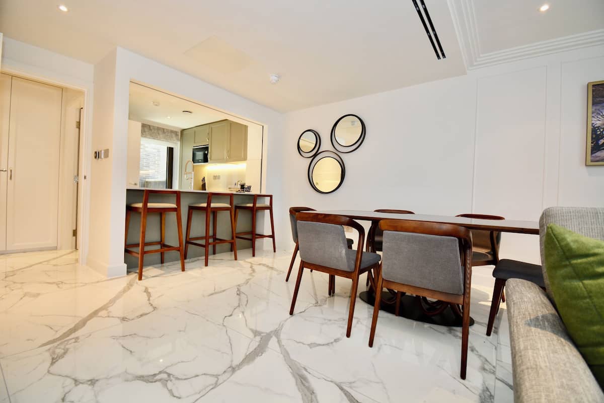 Appartamento Luxury, 4 camere da letto | Pasti in camera