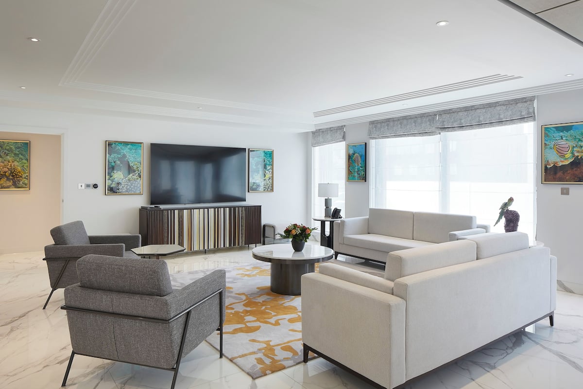 Regent Suite | Area soggiorno | TV a schermo piatto 65 pollici con canali via cavo, TV, Netflix